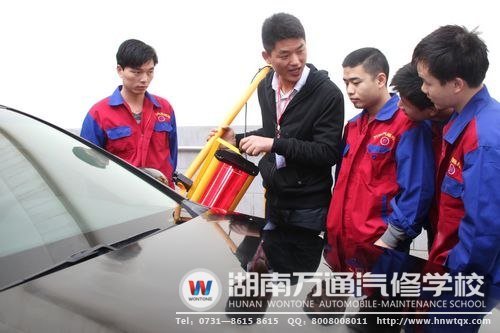 丁老師悉心教導學生