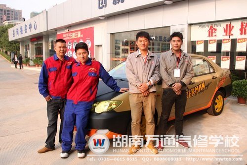 丁老師與其他老師，帶領學生改裝汽車