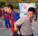 歡樂總動員！“心心相印”夾球比賽激情上演