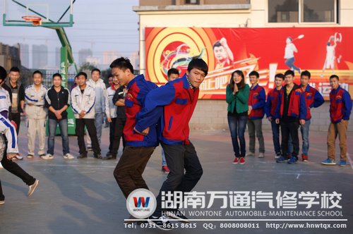 瞧這兩位同學(xué)，為了奪第一，都懸空了！
