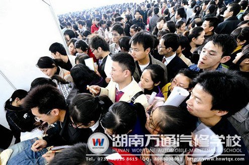大學生招聘會現場人山人海，就業難現象凸顯