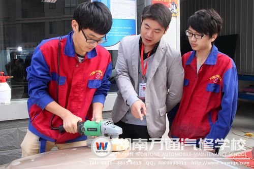 選擇好學(xué)校學(xué)習(xí)汽車(chē)美容，前途會(huì)更好！