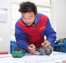 李鋒：打工路難行 命中注定我要學(xué)汽修