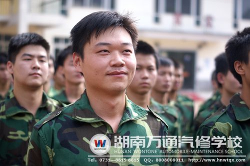 李鋒剛來湖南萬通時，參加了軍訓。照片上的他笑意盎然