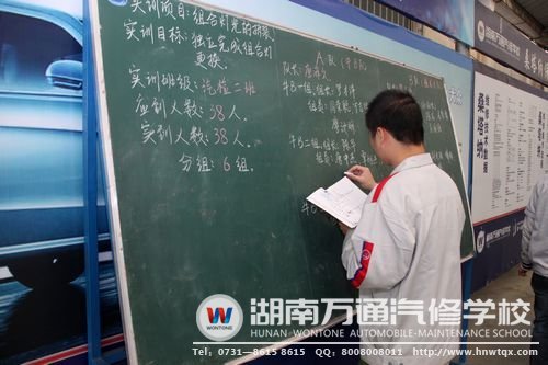 分組實(shí)訓(xùn)讓學(xué)子在競(jìng)爭(zhēng)中汲取技能（圖為學(xué)子正在填寫各組隊(duì)名）