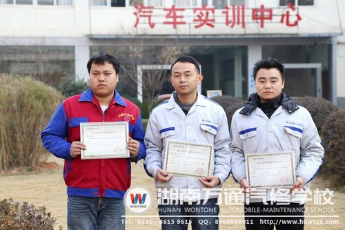 成績優秀的三名同學手捧認證書
