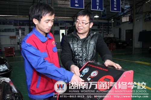 蔡強同學(xué)在老師的手把手教學(xué)下，學(xué)到了實實在在的汽修技藝