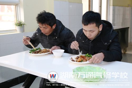 來報名的新生和家長在餐廳享用午餐