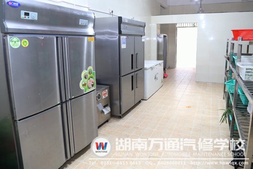 餐廳廚房干凈整潔，確保學子飲食安全
