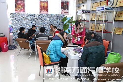 雨雪紛飛之時，前來報名的學(xué)子絡(luò)繹不絕
