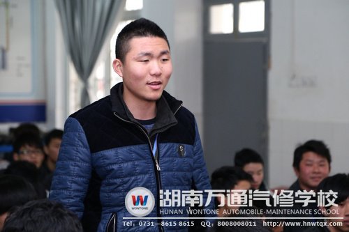新生提出了對學校的看法，表示對學校老師和上課模式很滿意