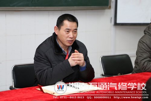 潘助理仔細解答新生們提出的問題