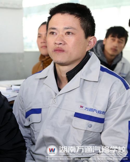 龔安保正在認(rèn)真聽(tīng)老師講解汽車(chē)知識(shí)