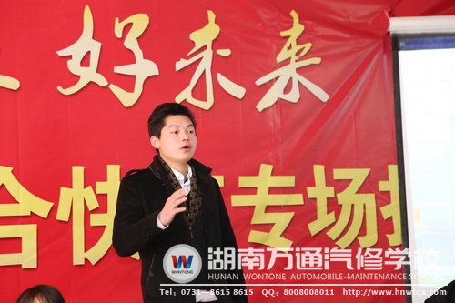 何經理與學子們分享自己的職場故事