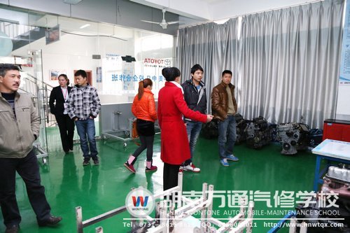 咨詢老師向學生家長介紹學校的各類實訓設備和上課模式