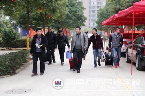辦完報名手續的新生們即將開始新的生活