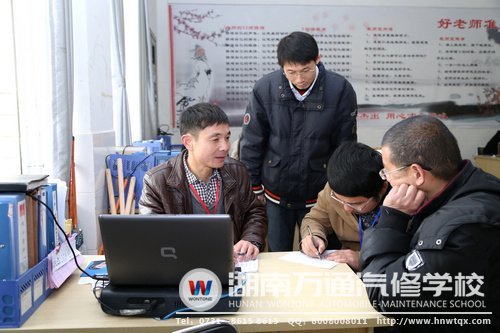 班主任與新生家長交流，“孩子在這里，你們父母放一百個心”