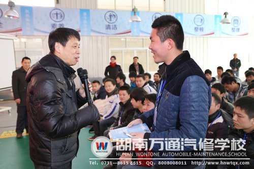 在朱軍教授講學現場，艾博夫十分引人注目