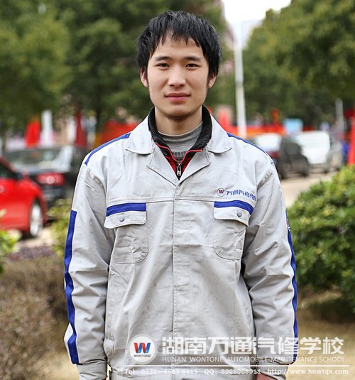 申子成雖遭遇家庭變故，卻依然對生活充滿信心