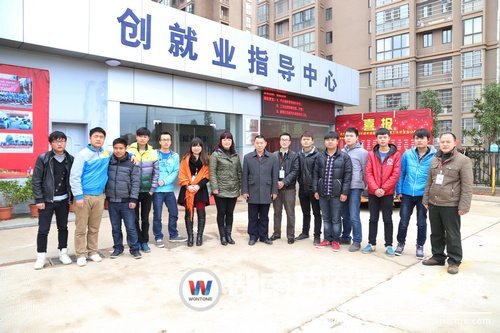 即將步入崗位的學子們與校領導和班主任合影留念