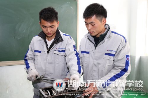 蔣林軍與堂弟蔣胡華在學習上互幫互助