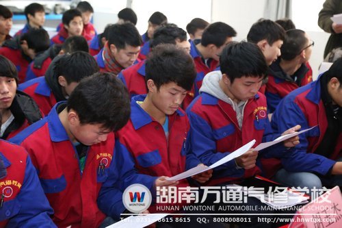 學(xué)子們認(rèn)真閱讀長(zhǎng)沙瑞寶企業(yè)手冊(cè)