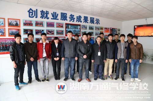 即將上崗的學子與母校老師合影