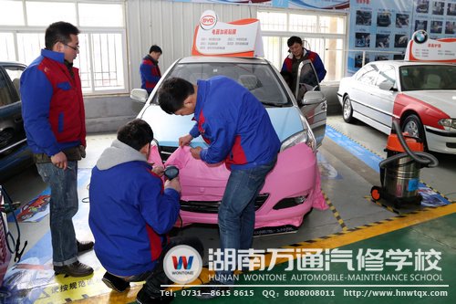 學(xué)生一起動(dòng)手，讓車輛“換裝”