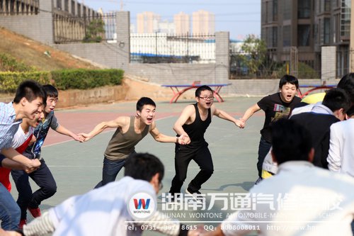新生學子在運動中不亦樂乎