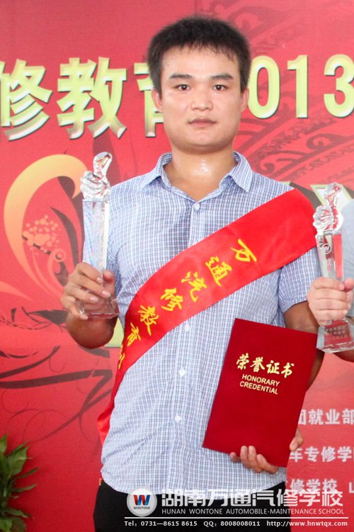 李政被評(píng)為“創(chuàng)業(yè)之星”，他通過學(xué)汽修改寫了命運(yùn)