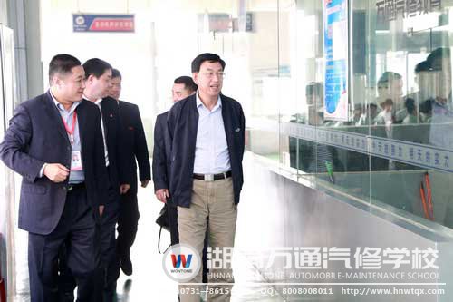 中共湖南省社會組織工作委員會副書記、省社會組織黨的群眾路線教育實踐活動領導小組副組長、湖南省民政廳李勁夫副廳長（右一）參觀湖南萬通汽修學校