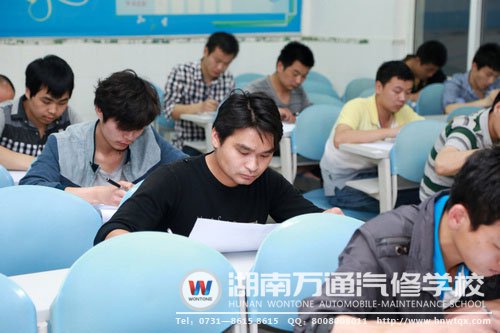 理論考場上，考生下筆如有神
