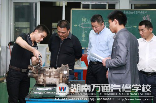 實操考場，考生的規范操作得到了領導們的認可