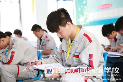 理論考場(chǎng)，學(xué)子認(rèn)真思考作答
