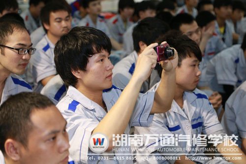 比賽精不精彩呢？瞧瞧這位拿起相機(jī)的同學(xué)就知道！