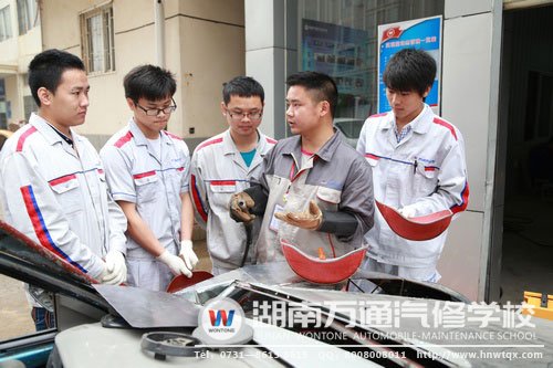 法拉利跑車已至尾聲，指導(dǎo)老師給了同學(xué)們很大支持
