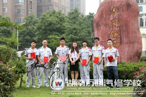 六位獲獎(jiǎng)同學(xué)與老師合影