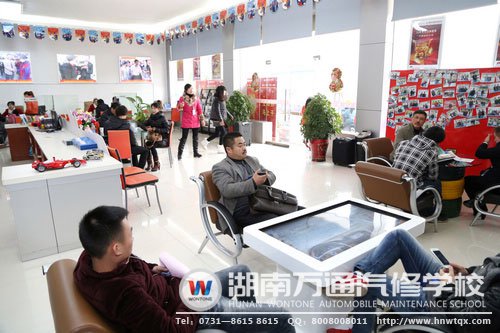 湖南萬通汽修學校火熱的報名咨詢現場