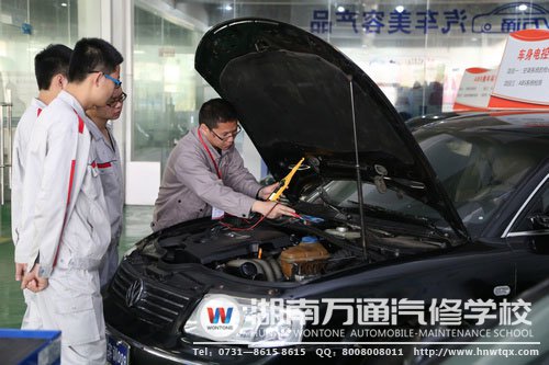 萬(wàn)通的老師正在進(jìn)行實(shí)訓(xùn)指導(dǎo)