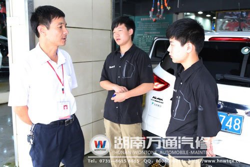 班主任韓老師與學(xué)生溝通，尋問工作近況、鼓勵(lì)學(xué)生認(rèn)真工作
