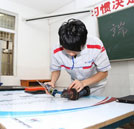 信心十足面對考試 湖南萬通學子參加汽車維修工中級證考試