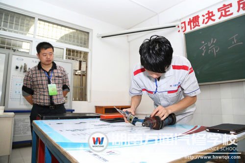 正在認真考試的萬通學子