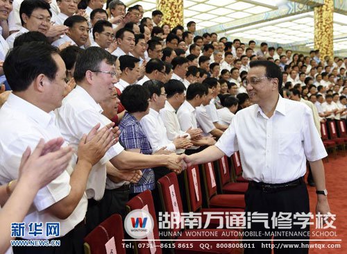 全國職業教育工作會議在北京召開。中共中央政治局常委、國務院總理李克強在會前接見與會全體代表并講話