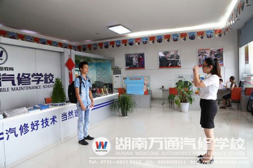 新學(xué)報(bào)名入學(xué)，老師為其照相留念