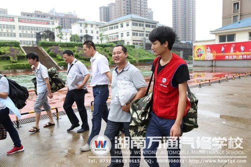 學(xué)生及家長受到紅馬甲服務(wù)隊(duì)的熱情接待