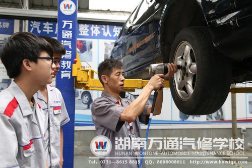 上課時老師教學生使用氣動工具
