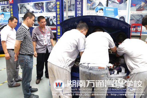 李東江專家參觀學校整車實訓中心