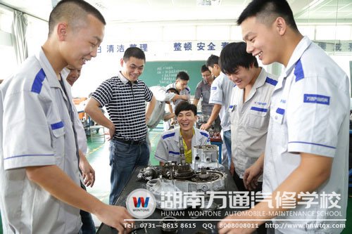 李東江專家與萬通學子就汽修實踐方面溝通交流中
