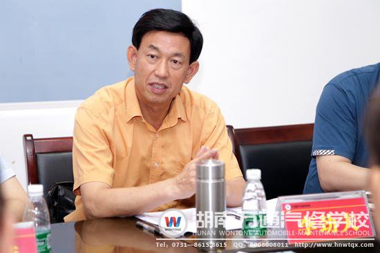 省社會組織黨工委副書記、省民政廳副廳長李勁夫同志出席湖南萬通汽修學校黨支部專題民主生活會暨黨員大會并作點評講話