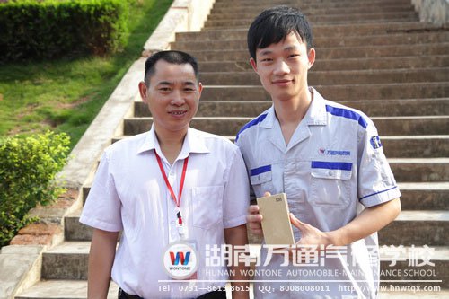 第一名選手李紅軍與校領(lǐng)導合影留戀